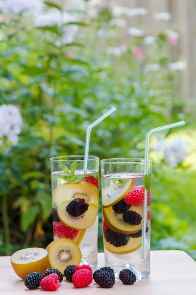 Infused water with  berries and golden kiwi. — Stock Photo, Image