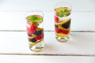 Çilek ve altın kivi ile infüzyon su.