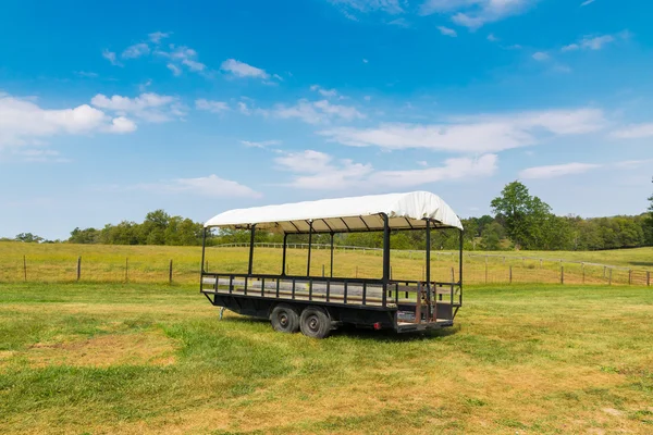 Planwagen mit weißem Verdeck in Bauernhof. — Stockfoto