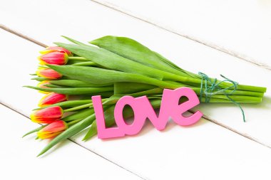 Aşk wor ahşap zemin üzerine sarı kırmızı lale buketi