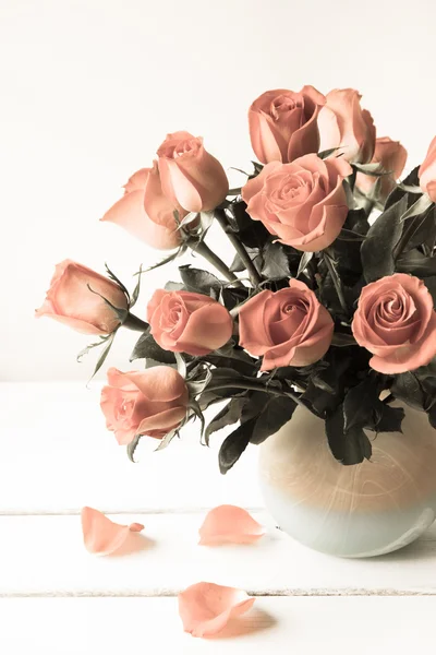 Red roses in vase, vintage filter — Stock Photo, Image