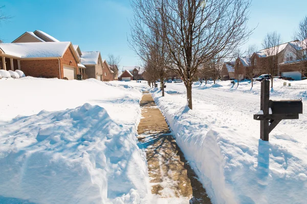 Снежная улица, зимние пейзажи — стоковое фото