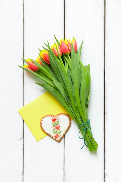Heart shaped cookie and tulip flowers for Valentines day — Stock Photo, Image