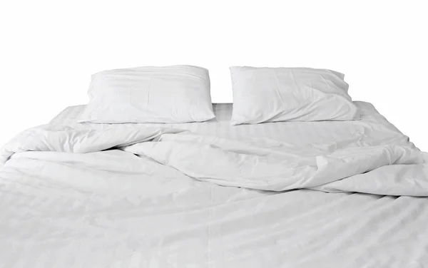 Белое постельное белье и подушка изолированы на белом фоне — стоковое фото