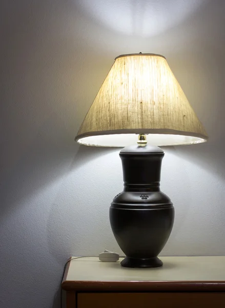 Lampada da tavolo su camera da letto — Foto Stock