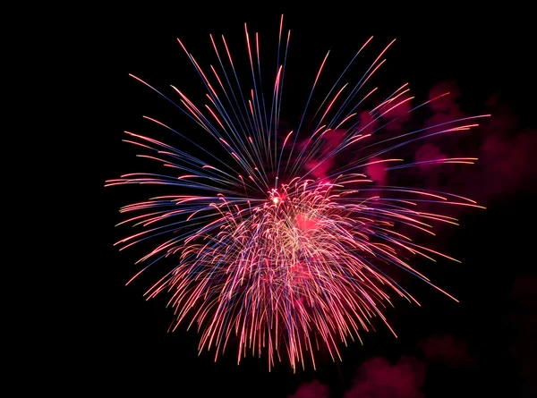 Fuegos artificiales en el fondo del cielo oscuro — Foto de Stock