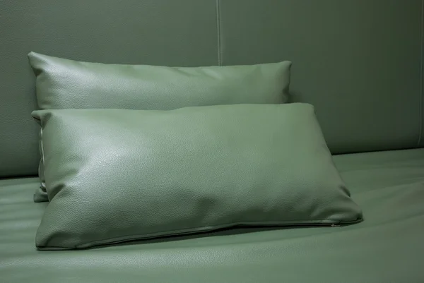 Travesseiro de couro verde no sofá — Fotografia de Stock
