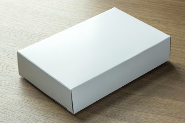 koyu ahşap arka plan boş beyaz kağıt kutusu