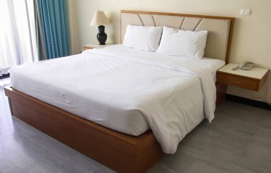 yastık ve masa lambası ile yatak odası iç