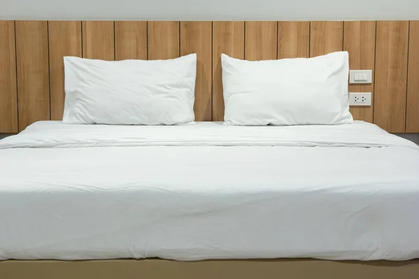 Yatak Odasının Içinde Beyaz Yastık Battaniye Var — Stok fotoğraf