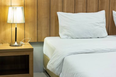 Yatak odasının başucundaki masa lambası.