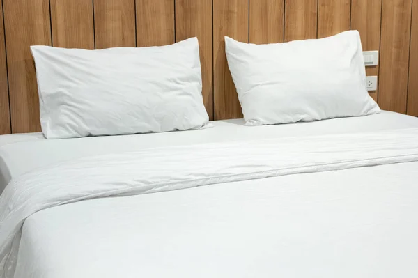 Moderne Schlafzimmereinrichtung Mit Weißen Kissen Und Decke Auf Dem Bett — Stockfoto