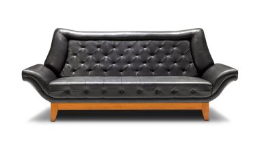 Beyaz arka planda izole edilmiş siyah deri kanepenin önünde.