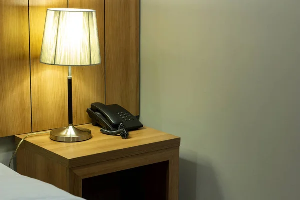 ベッドルームのベッドサイドのテーブルランプ — ストック写真