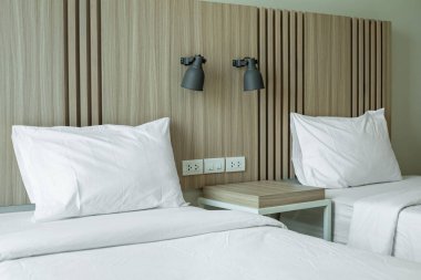 Modern yatak odası, içinde lamba ve masa var. 