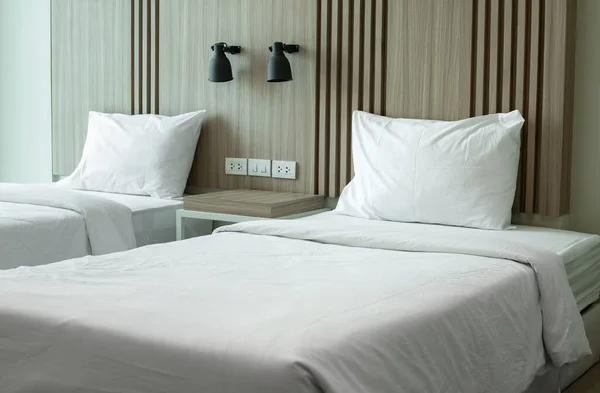 Modern Yatak Odası Içinde Lamba Masa Var — Stok fotoğraf