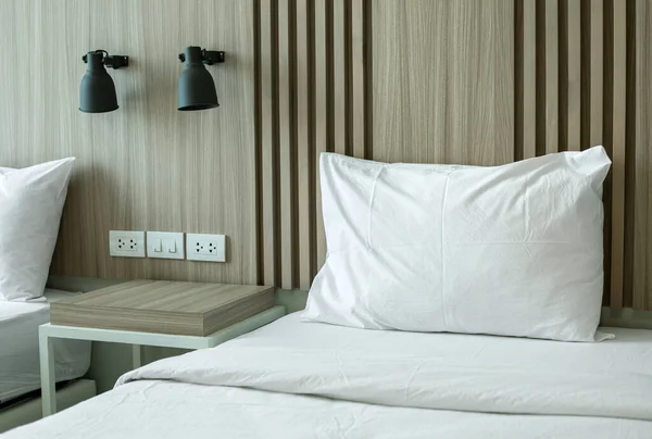 Modern Yatak Odası Içinde Lamba Masa Var — Stok fotoğraf