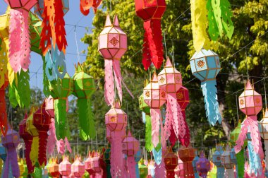 Loy Krathong 'da renkli asılı fenerler ve Tayland' ın kuzeyinde yeni yıl festivali.