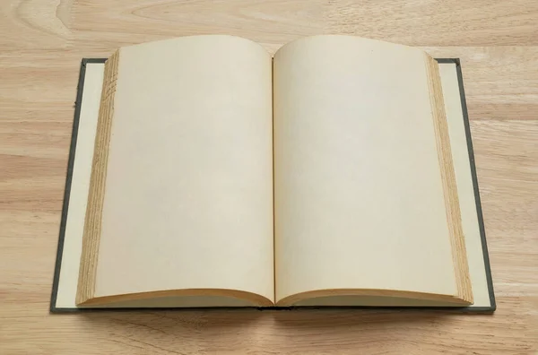 Ανοίξτε Παλιό Βιβλίο Στο Ξύλινο Τραπέζι Για Mockup Κενό Πρότυπο — Φωτογραφία Αρχείου