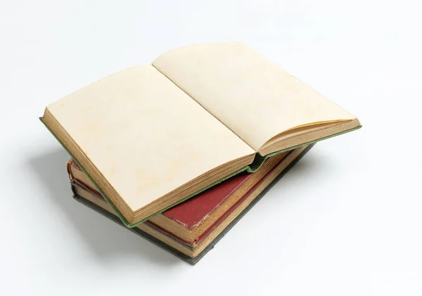 Boş Şablon Için Beyaz Arkaplan Üzerine Açık Eski Kitap Yığını — Stok fotoğraf