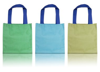 Beyaz arka plan üzerinde izole renkli pamuk çanta 