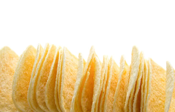 Pilha de batatas fritas isoladas no fundo branco — Fotografia de Stock