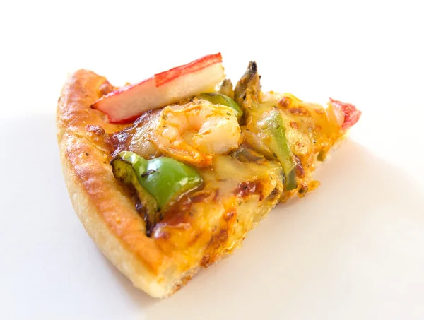 Pizza con mariscos aislados en blanco — Foto de Stock