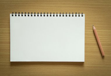 boş spiral defter ve kalem ahşap zemin üzerinde