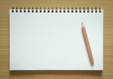 boş spiral not defteri ve kalem ahşap zemin üzerinde