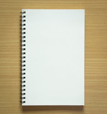 ahşap zemin üzerinde boş spiral defter