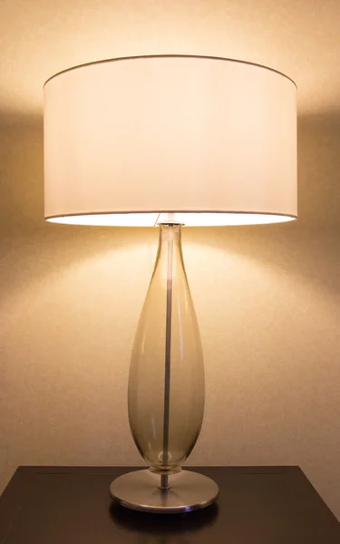 Tischlampe auf dem Schreibtisch — Stockfoto