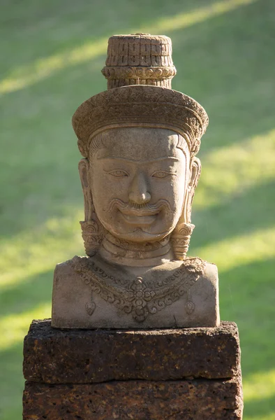 Мбаппе на каменном лице статуи, ангкор ват, камбодия — стоковое фото