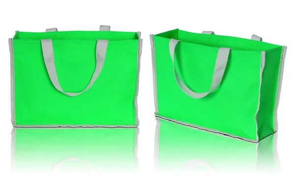 Saco de compras verde no fundo branco — Fotografia de Stock