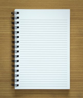 ahşap zemin üzerinde boş spiral not defteri