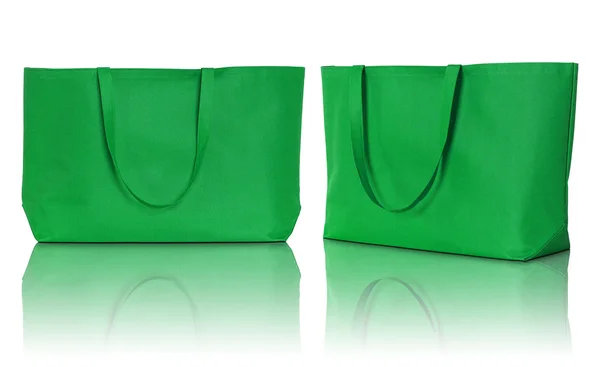 Зеленый пакет для покупок ткани на белом фоне — стоковое фото