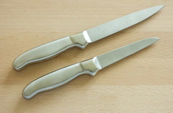 Kuchyňský nůž na dřevěné desce — Stock fotografie