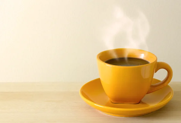 Parująca filiżanka kawy na stole — Zdjęcie stockowe