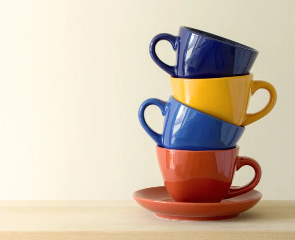 Pila de tazas de café de colores en la mesa —  Fotos de Stock