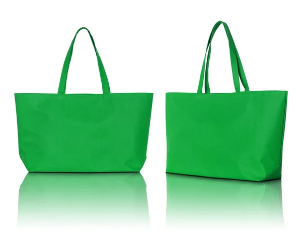 白を背景にグリーンショッピングバッグ — ストック写真