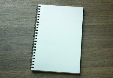 koyu ahşap arka plan üstünde boş spiral defter