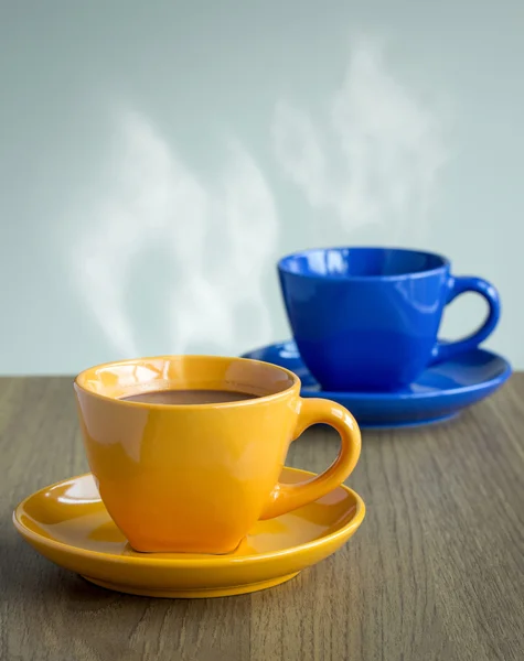 Taza de café humeante en la mesa —  Fotos de Stock