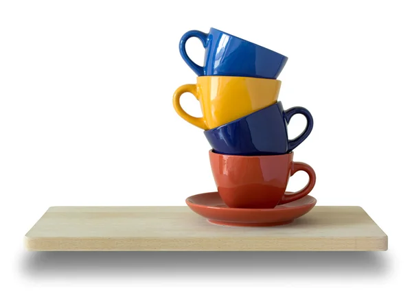 Stapel voor kleurrijke koffie cups op houten planken, geïsoleerd op whi — Stockfoto