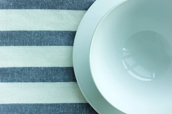 空白いお皿とテーブル クロスをかけたボウル — ストック写真