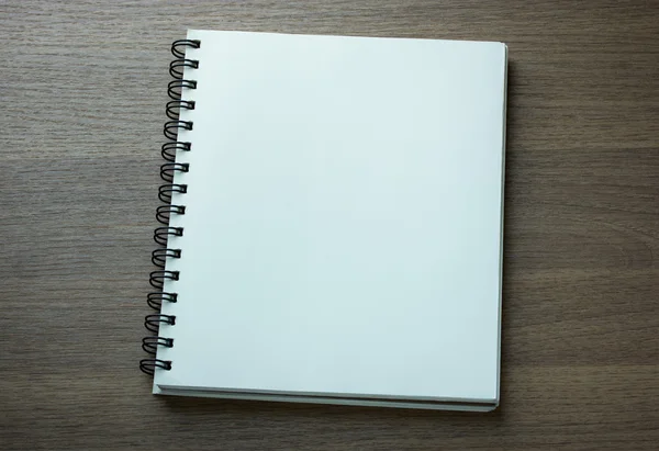 Cuaderno en espiral en blanco sobre fondo de madera oscura —  Fotos de Stock