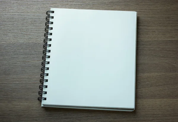 Cuaderno en espiral en blanco sobre fondo de madera oscura — Foto de Stock