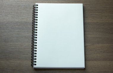 koyu ahşap arka plan üstünde boş spiral defter