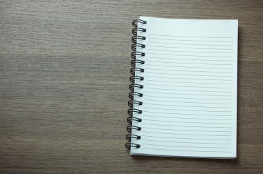 koyu ahşap arka plan üstünde boş spiral defter