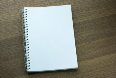 koyu ahşap arka plan üstünde boş spiral defter
