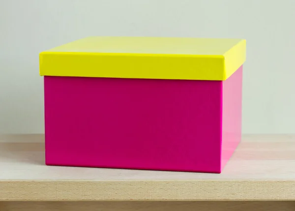 Caixa de papel colorida em branco na mesa de madeira — Fotografia de Stock