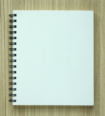 ahşap zemin üzerinde boş spiral defter